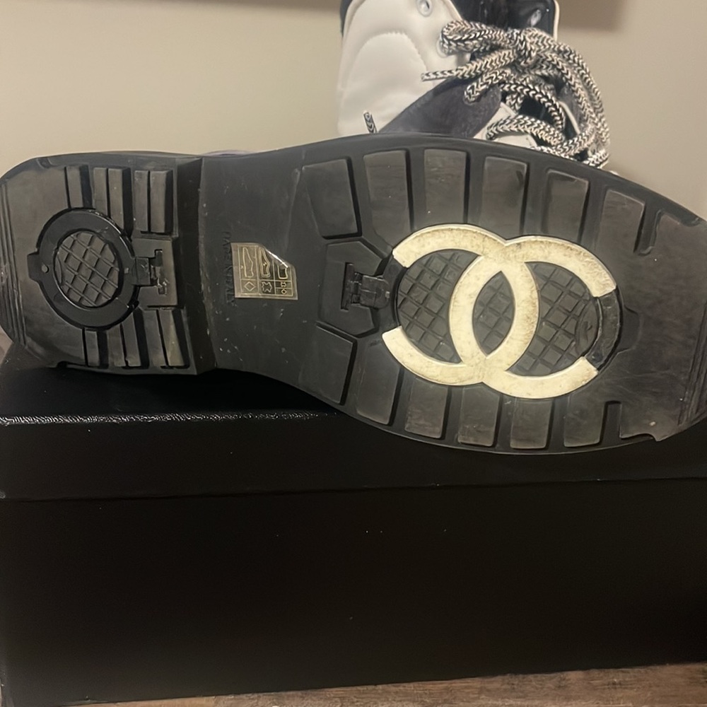 Chanel all weather hiking boots size 40 EU size 9 US - Picture 4 of 5
